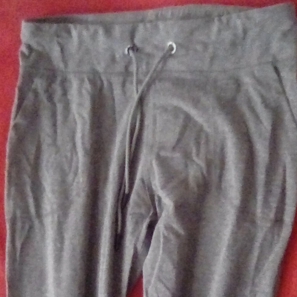 Gray sweatpants with side pockets and string